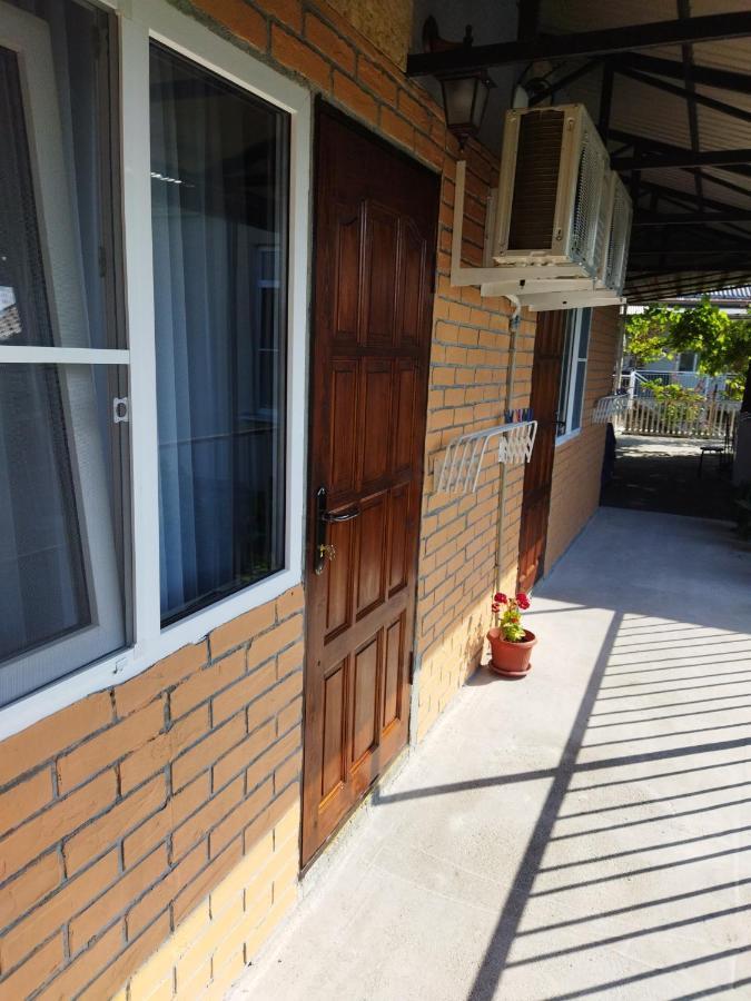 Гостевой Дом Ксения Hotel Sukhumi Exterior foto